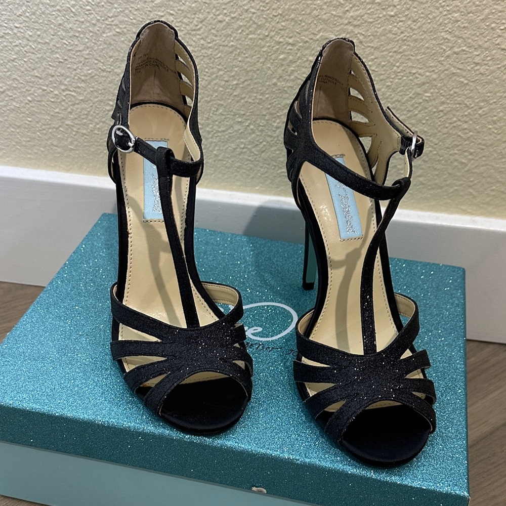 Elegant BLUE by Betsey Johnson sparkly Black Strappy Heels. Size 7.5